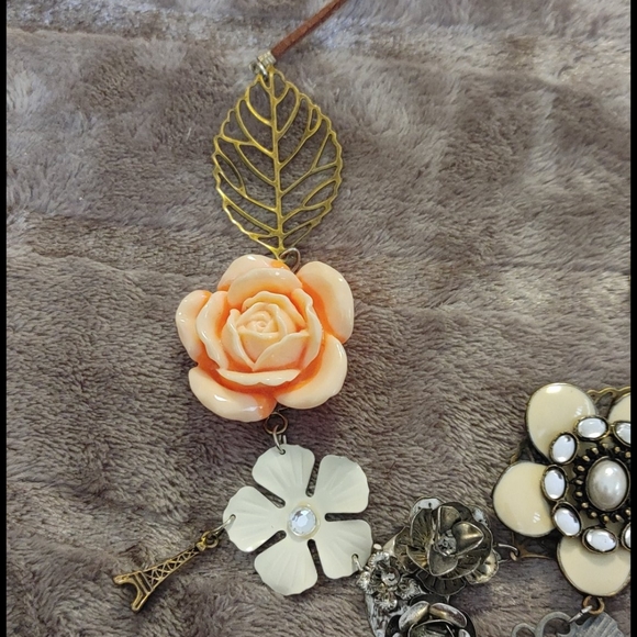 Flower necklace with free earrings! - Picture 6 of 7